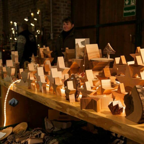 Schumacher Weihnachtsmarkt mit einem Stand mit geschnitzten Holzsternen