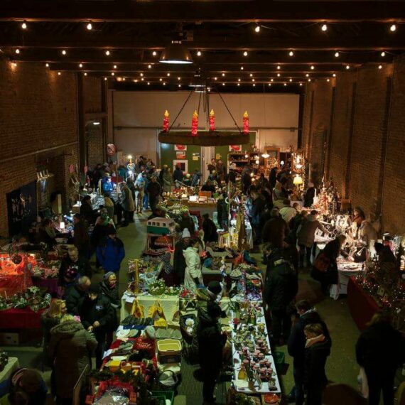 Schumacher Weihnachtsmarkt mit Händlern und ihren Verkaufsständen in der Schumacher Scheune